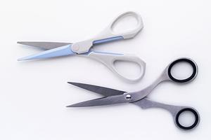 商品棚で客の目を引くスイングPOP